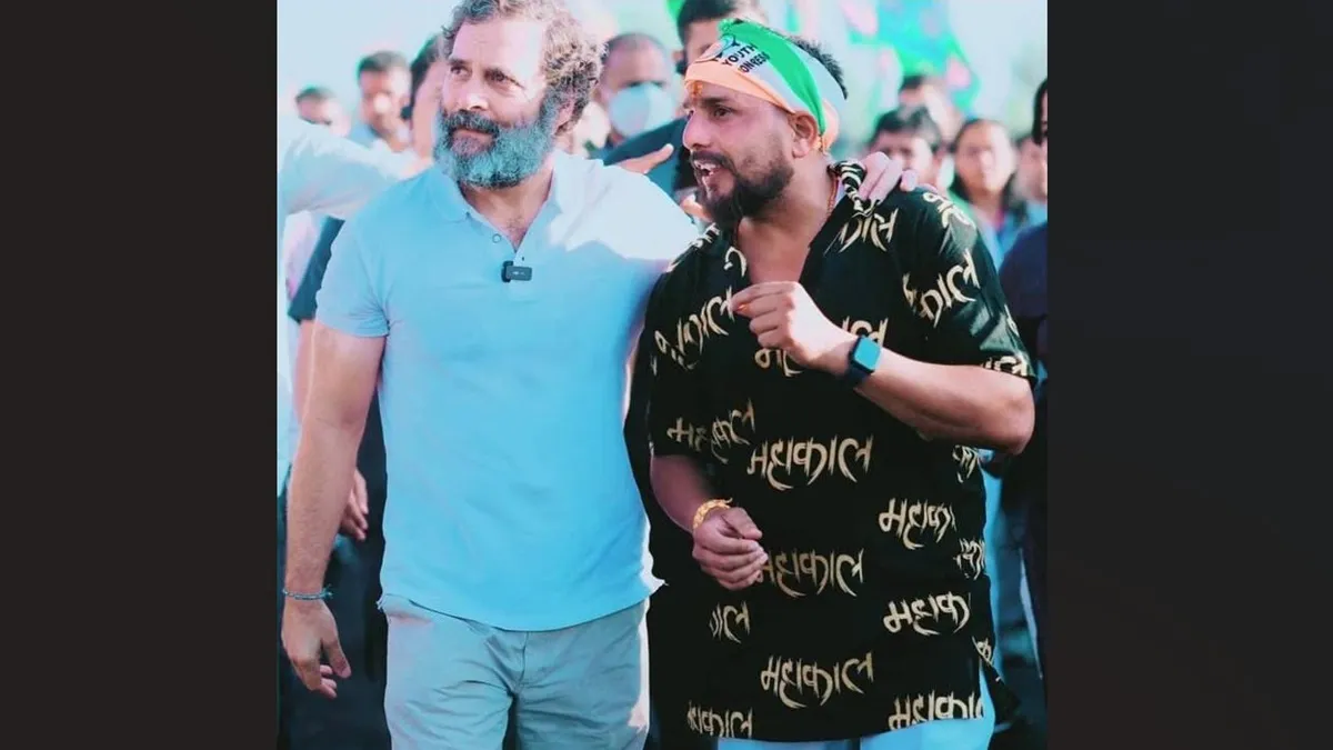 दिल्ली AI इंपैक्ट समिट में ‘शर्टलेस’ प्रदर्शन: पुलिस ने 5वीं गिरफ्तारी की, कृष्ण हरि की कार से टी-शर्ट-पोस्टर बरामद; मुकेश शर्मा फरार, छापेमारी जारी