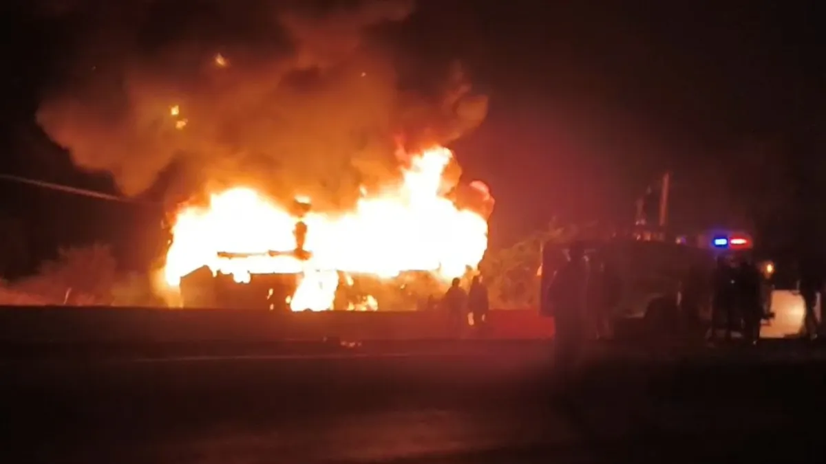 बेंगलुरु में भीषण हादसा: बिजली की तार से टकराई प्राइवेट बस में लगी आग, 30 यात्रियों की जान बाल-बाल बची