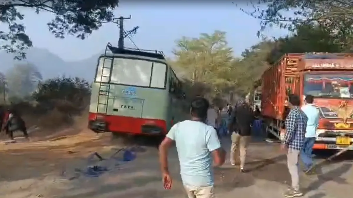 ओडिशा में भारत बंद के दौरान बड़ा हादसा टला: रायगड़ा के सिरीगुड़ा चौक पर पुलिस बस का ब्रेक फेल, प्रदर्शनकारियों की जान बची