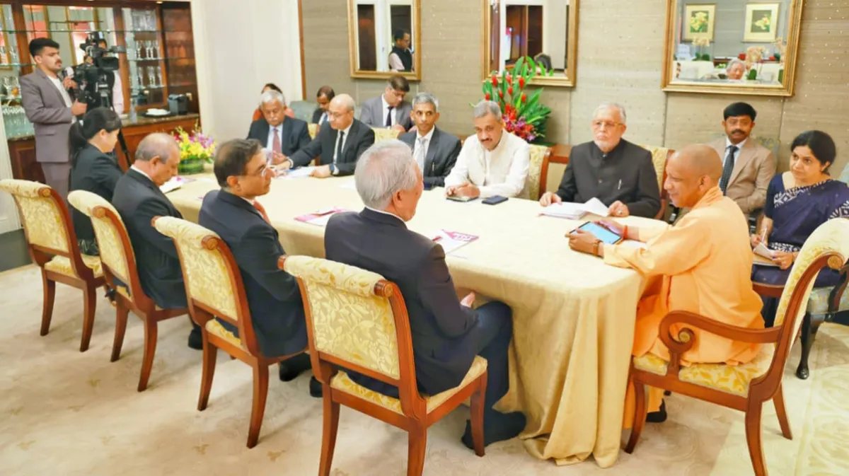 योगी आदित्यनाथ ने सिंगापुर में जीआईसी के CEO से की महत्वपूर्ण बैठक: उत्तर प्रदेश में डेटा सेंटर, लॉजिस्टिक्स, अक्षय ऊर्जा और डिजिटल इंफ्रास्ट्रक्चर में दीर्घकालिक निवेश की संभावनाएं तलाशीं