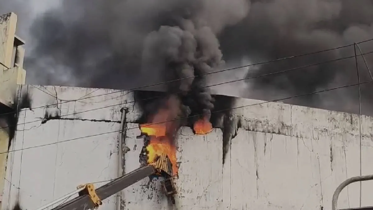 भुवनेश्वर में भीषण आग: धौली-लिंगिपुर सुपरमार्केट में रातभर जलती रही लपटें, लाखों का नुकसान; 11 घंटे बाद भी काबू नहीं