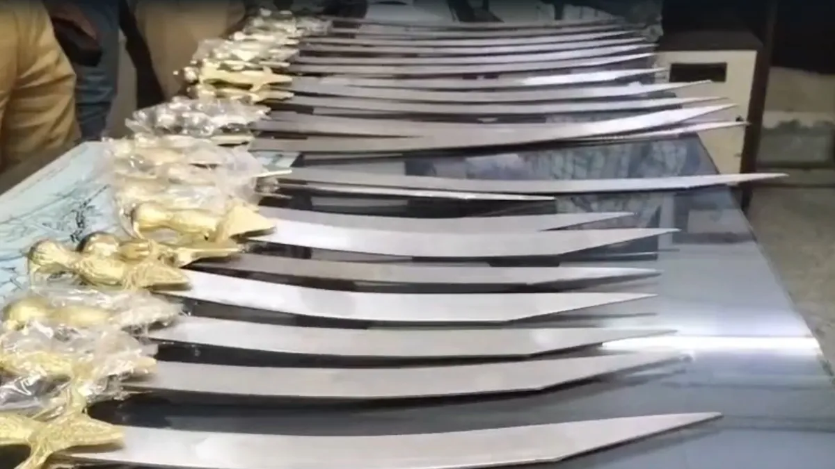 महाराष्ट्र के जालना जिले में कपड़ों की दुकान से 21 तलवारें बरामद, मालिक गिरफ्तार