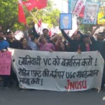 जेएनयू में भारी हंगामा: छात्रों ने VC के ‘विक्टिम कार्ड’ बयान पर मेन गेट का ताला तोड़ा, पुलिस ने रोका मार्च