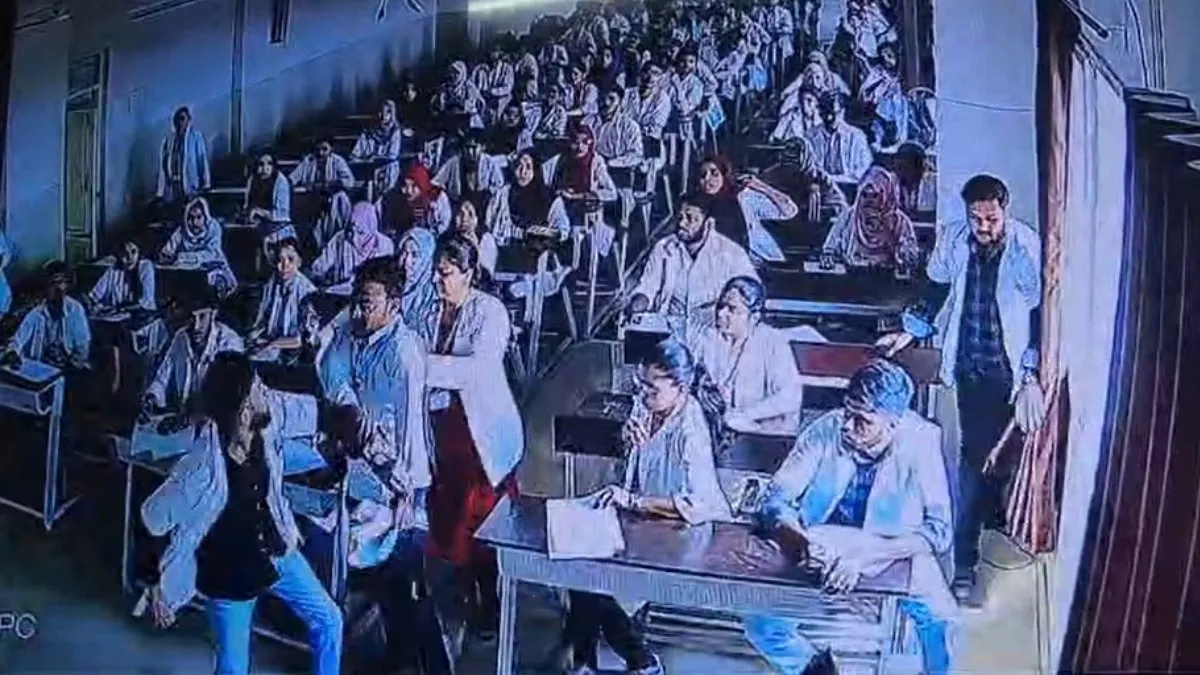 कलबुर्गी: नकल रोकने पर छात्र ने इन्विजिलेटर पर किया हमला, सीसीटीवी में कैद हुई पूरी घटना – कॉलेज ने बैन लगाया