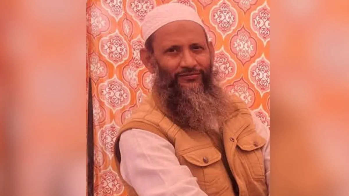 मथुरा के सरकारी स्कूल में हेडमास्टर पर गंभीर आरोप: बच्चों को जबरन नमाज पढ़वाने, हिंदू धर्म का अपमान और राष्ट्रगान रोकने का मामला, तत्काल निलंबित