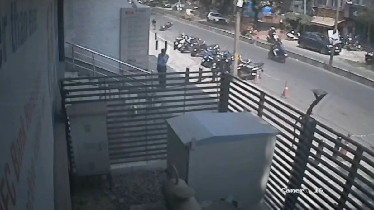 बेंगलुरु के राजाजीनगर में तेज रफ्तार बाइक ने HDFC बैंक कर्मचारी योगेश्वरी की ली जान: लंच ब्रेक पर सड़क पार करते हुए हुई भीषण टक्कर, CCTV फुटेज वायरल