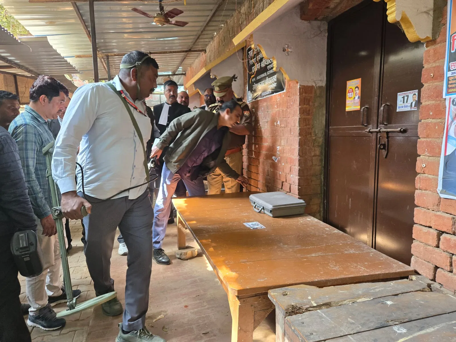 वाराणसी कचहरी को बम से उड़ाने की धमकी: जिला जज के ई-मेल पर आतंकी संदेश से मचा हड़कंप, परिसर खाली कराकर सघन तलाशी अभियान जारी