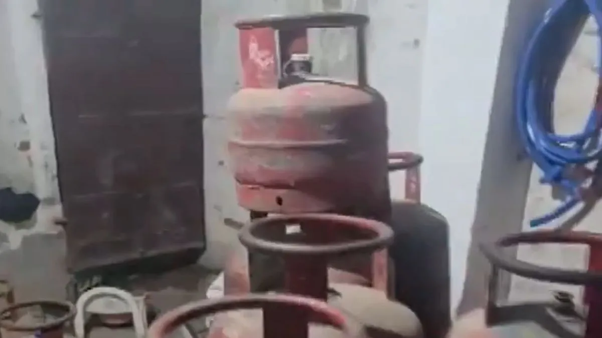 LPG संकट के बीच हापुड़ में छापा: एक घर से 32 गैस सिलेंडर बरामद, कालाबाजारी की आशंका