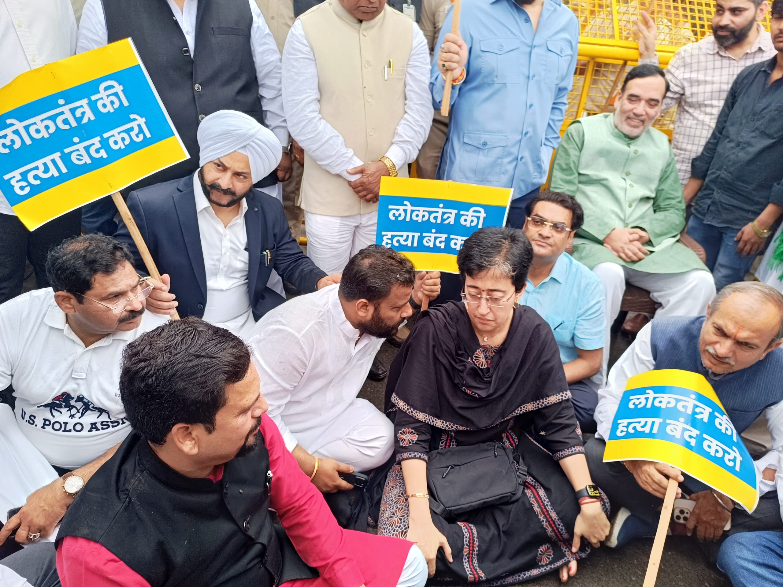 दिल्ली बजट सत्र की शुरुआत के साथ AAP का प्रदर्शन, विधायकों के निलंबन पर बढ़ा विवाद