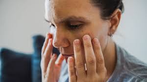 सुबह आंखों में सूजन को न करें नजरअंदाज, किडनी की बीमारी का हो सकता है संकेत