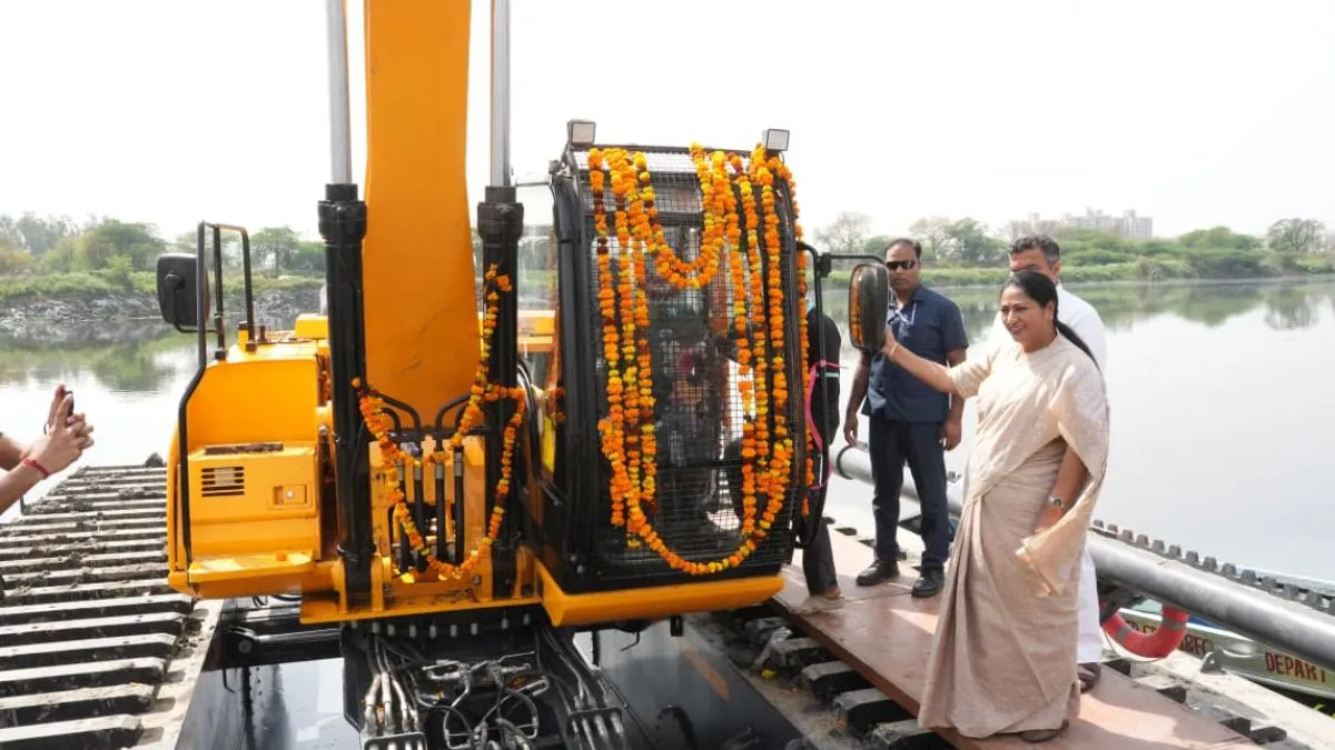 मुख्यमंत्री रेखा गुप्ता ने नजफगढ़ ड्रेन की सफाई के लिए उभयचर मशीनों को दिखाई हरी झंडी