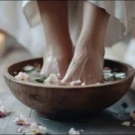 क्या पैरों को गर्म पानी में डुबोकर बैठने से होता है बॉडी डिटॉक्स? जानिए तरीका और फायदे