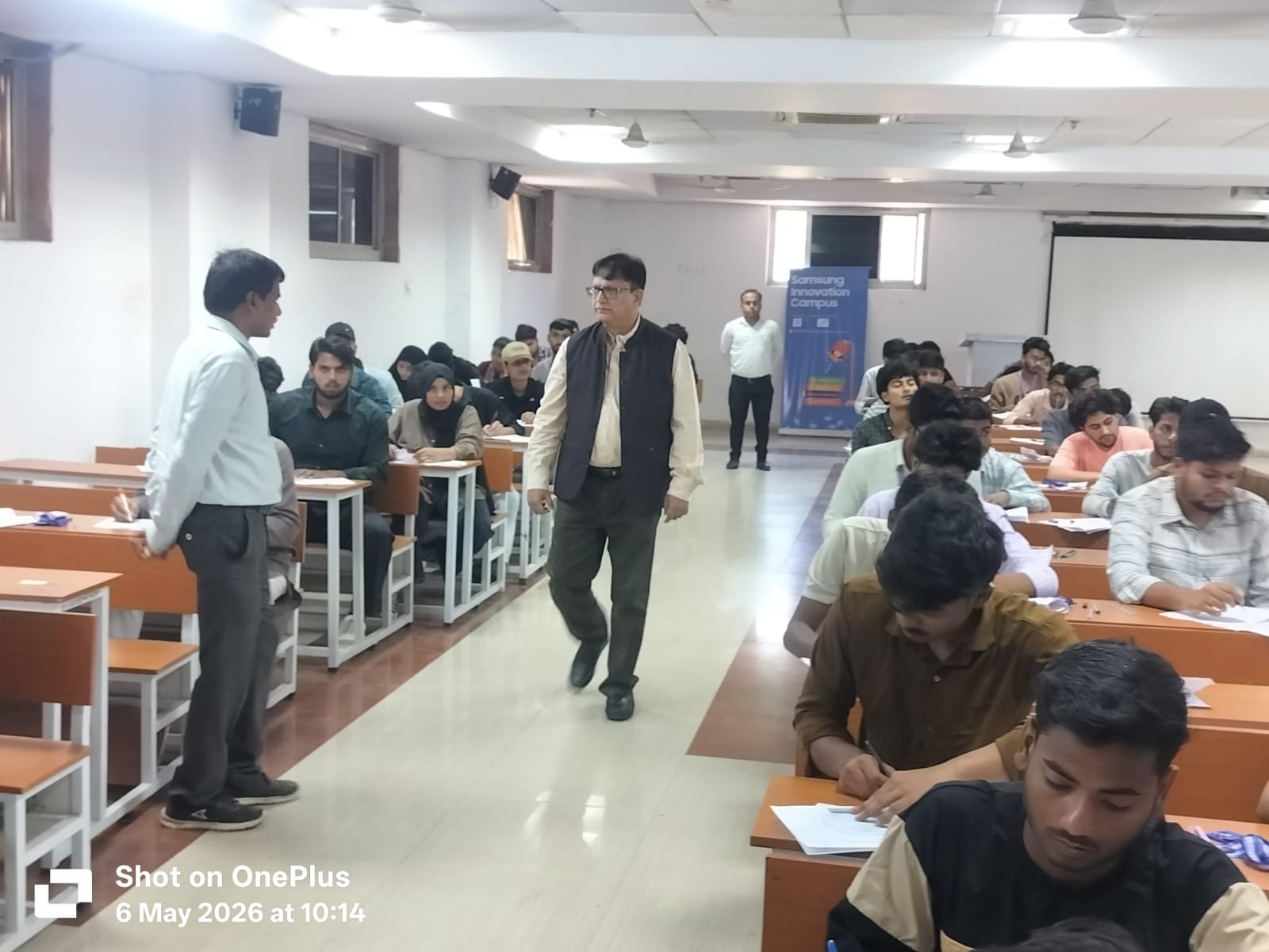 भाषा विश्वविद्यालय में सम सेमेस्टर परीक्षाओं का कुलपति द्वारा औचक निरीक्षण