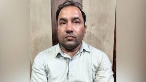 लखनऊ यूनिवर्सिटी के असिस्टेंट प्रोफेसर गिरफ्तार, छात्रा से अश्लील बातचीत और पेपर आउट कराने के आरोप