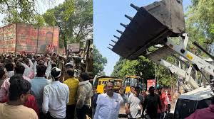 लखनऊ में डीएम ऑफिस के बाहर बुलडोजर एक्शन शुरू, चेंबर तोड़े जाने पर वकीलों का प्रदर्शन