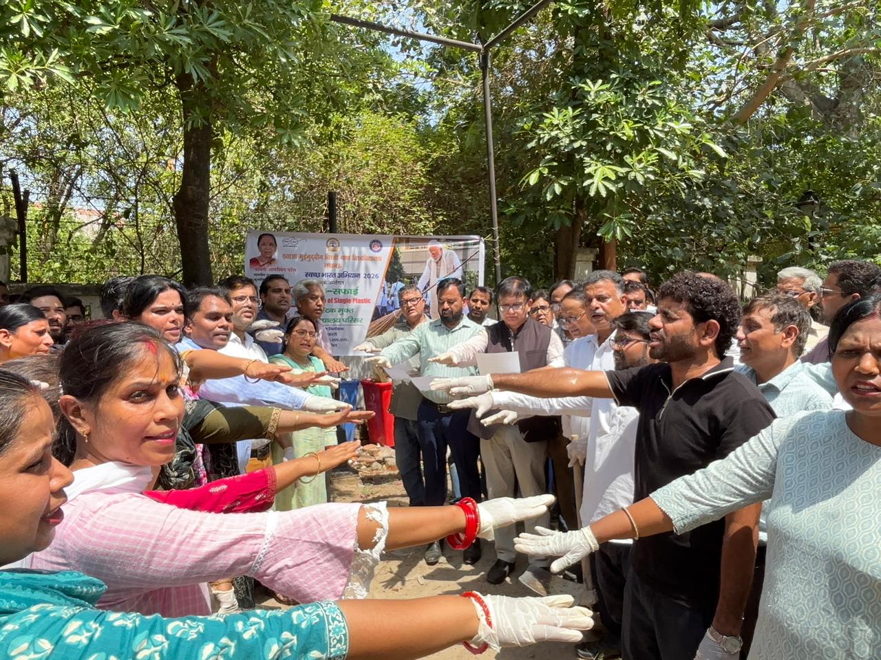 11 वें दीक्षान्त समारोह से पहले KMC भाषा विश्वविद्यालय में चला वृहद स्वच्छता अभियान, छात्रों और कर्मचारियों ने लिया स्वच्छता का संकल्प