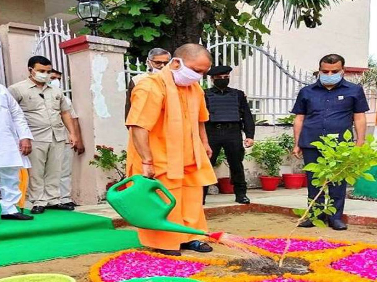 योगी आदित्यनाथ जन्मदिन विशेष: 54वें जन्मदिवस पर शुभकामनाओं की बौछार, ‘एक पेड़ मां के नाम’ अभियान से दिया हरित संदेश