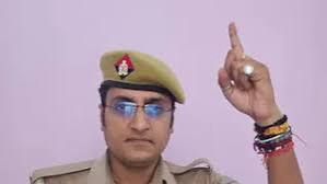 लखनऊ पुल‍िस ने स‍िपाही सुनील कुमार शुक्‍ला को क‍िया बर्खास्‍त, सोशल मीडिया पर विभाग पर लगाए थे गंभीर आरोप