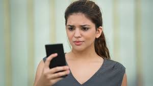 फोन कॉल से क्यों बचती है Gen Z? जानिए क्या है टेलीफोबिया और इसके पीछे की वजह