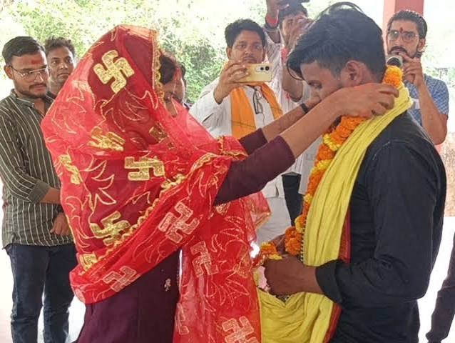6 घंटे की थाने में चली पंचायत के बाद मिली मंजूरी, प्रतापगढ़ में हिंदू-मुस्लिम प्रेमी जोड़े ने रचाई शादी