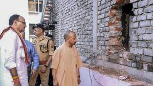लखनऊ अग्निकांड की जांच के लिए SIT गठित, जानिए कौन हैं IAS अमृत अभिजात और IPS प्रवीण कुमार