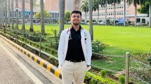 NEET Exam 2026: एग्जाम हॉल में सबसे पहले क्या करें? ऑल इंडिया टॉपर तन्मय गुप्ता ने बताए टाइम मैनेजमेंट के खास टिप्स
