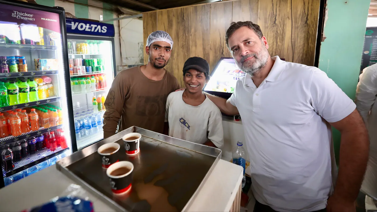 रायपुर में राहुल गांधी का अचानक स्टॉप: चाय-नाश्ते की दुकान पर रुके, कॉफी और सैंडविच का लिया स्वाद