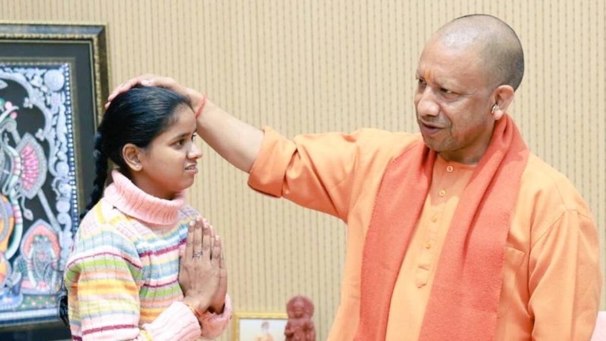 सीएम योगी से मुलाकात के बाद कानपुर की खुशी की जिंदगी बदली, इलाज, पढ़ाई और परिवार को मिला रोजगार का सहारा