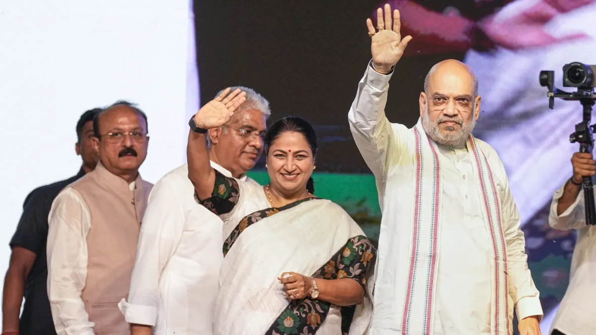 दिल्ली में 70 लाख पौधे लगाने के महाअभियान की शुरुआत, अमित शाह ने 300 नई DEVi ईवी बसों को दिखाई हरी झंडी