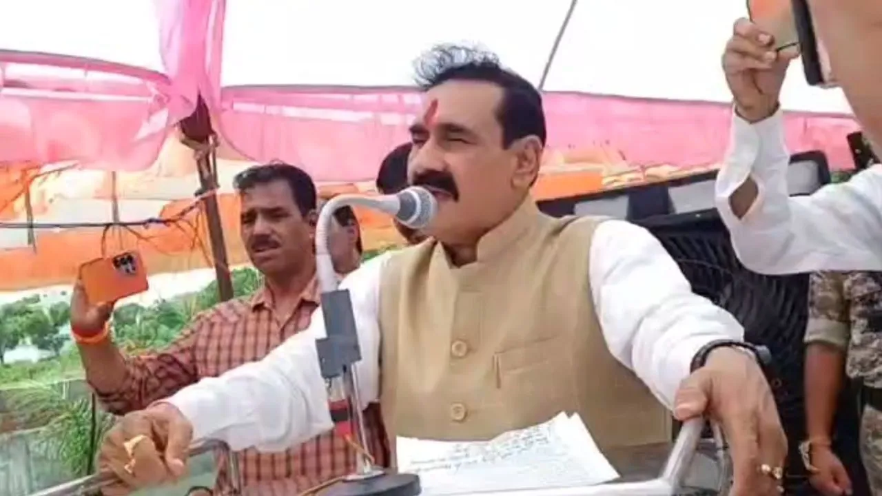 दतिया में नरोत्तम मिश्रा के तेवर, SP-कलेक्टर को मंच से दी चेतावनी; बोले- ‘मैं भूलने वाला प्राणी नहीं हूं’