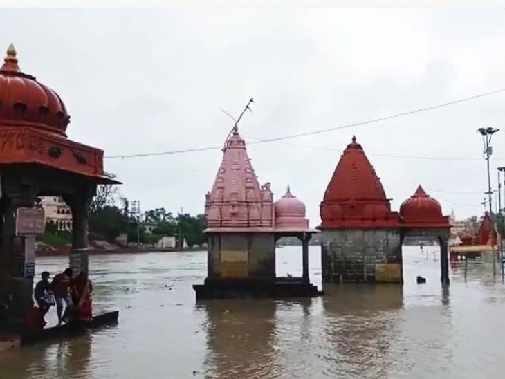 उज्जैन में भारी बारिश से शिप्रा उफान पर, घाटों के मंदिर डूबे; कई इलाकों में जलभराव और रेस्क्यू जारी