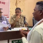 सरकारी रिकॉर्ड में जिंदा व्यक्ति को बताया मृत, आधार हुआ निष्क्रिय तो राशन और योजनाओं से हुआ वंचित