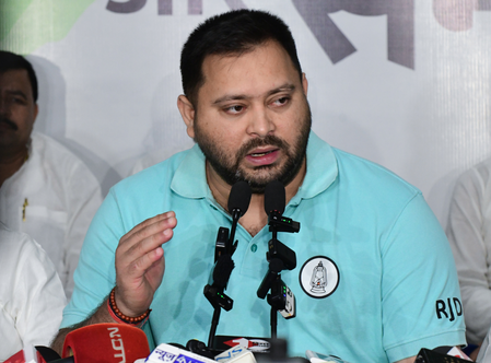 बिहार में पेपर लीक के विरोध में RJD का राजभवन मार्च, तेजस्वी यादव हिरासत में; AK-47 फायरिंग को लेकर सरकार पर साधा निशाना