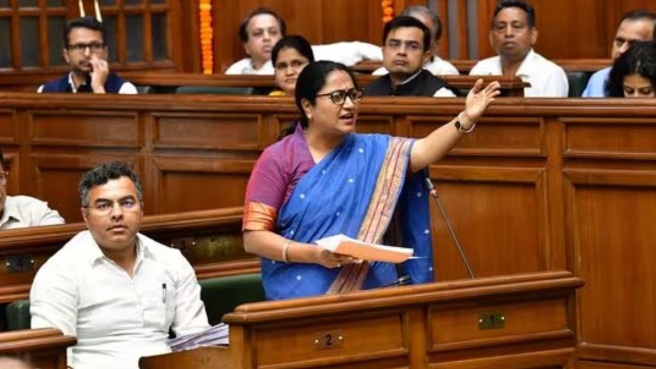 CAG रिपोर्ट पर विधानसभा में गरजीं CM रेखा गुप्ता, बोलीं- ‘पिछली सरकार ने हर विभाग में घोटाले किए’