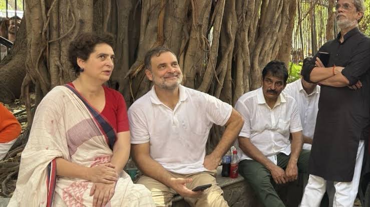चुनाव आयोग के खिलाफ प्रदर्शन के बीच आकाशवाणी भवन पहुंचे राहुल गांधी-प्रियंका, बोले- ‘उन्हें खत्म करने जा रहे हैं’